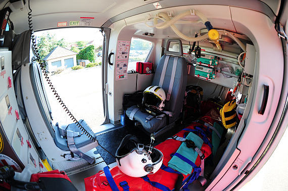 Blick in den Patientenraum der "fliegenden Intensivstation"