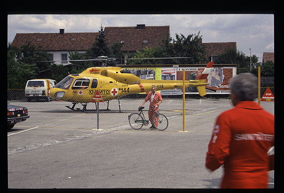 Der Helikopter auf dem Parkplatz vor dem Krankenhaus Der Helikopter auf dem Parkplatz vor dem Krankenhaus