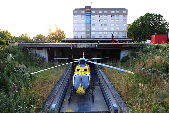 Mit einem Knopfdruck wird der Helikopter aus dem Hangar heraus- und hochgefahren