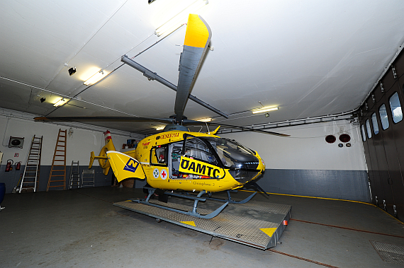 EC-135 im unterirdischen Hangar