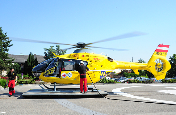 HEMS-Crewmember betankt Christophorus 2