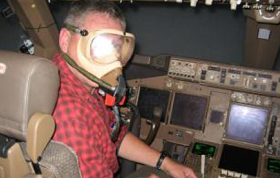 Pilot mit Full Face Sauerstoffmaske im Simulatorcockpit einer Boeing 747-400, Symbolbild - Foto: GCAA