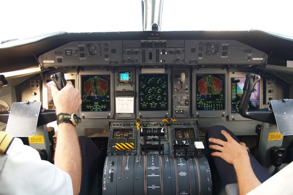 Das Cockpit der Q400 verfügt über digitale Instrumente. Das Cockpit der Q400 verfügt über digitale Instrumente.