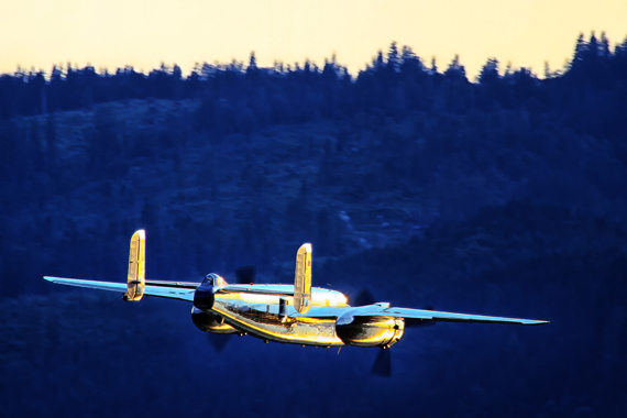 RB_B-25_flyby_2_vers2