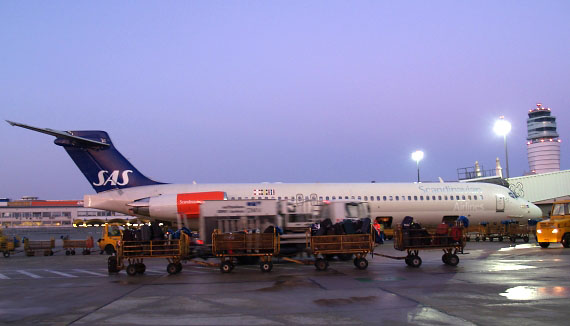 SAS-Scandinavian-Airlines-System-McDonnell-Douglas-MD-87-am-Flughafen-Wien-Foto-PA-Austrian-Wings-Media-Crew SAS-Scandinavian-Airlines-System-McDonnell-Douglas-MD-87-am-Flughafen-Wien-Foto-PA-Austrian-Wings-Media-Crew