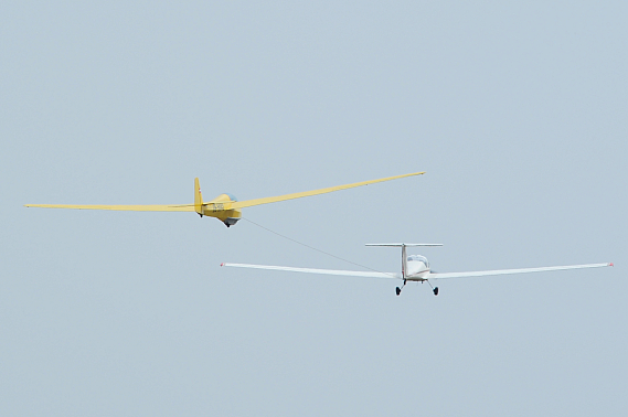 Segelflugzeug im Schlepp am Spitzerberg