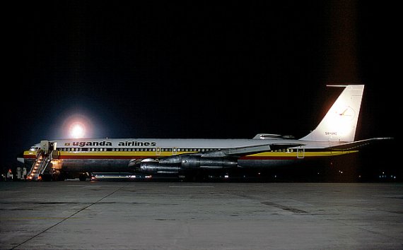 Nächtliche Aufnahme einer 707 von Uganda Airlines in Basel, 1980