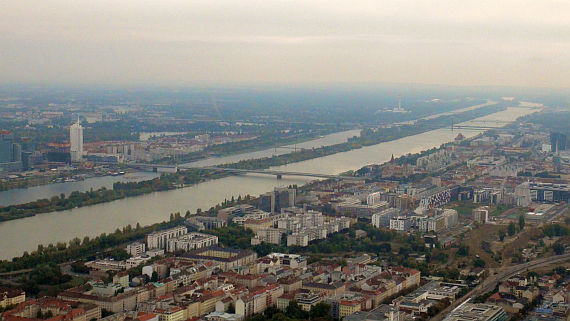 Hubschrauberflug über Wien - traumhafte Panoramen entlang der Donau! Foto: Austrian Wings Media Crew Hubschrauberflug über Wien - traumhafte Panoramen entlang der Donau! Foto: Austrian Wings Media Crew