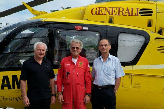 Die erste Crew von Christophorus 2 traf sich 30 Jahre nach Inddienststellung des Helikopters erneut, von links nach rechts:  Flugrettungsarzt Dr. H. Martinek, Cpt. Johann-Paul Brunner, Flugrettungssanitäter H. Stiegler