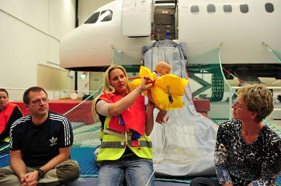 A-S-N Gründerin Barbara Pencik erklärt das korrekte Anlegen der Schwimmwesten bei Kleinkindern