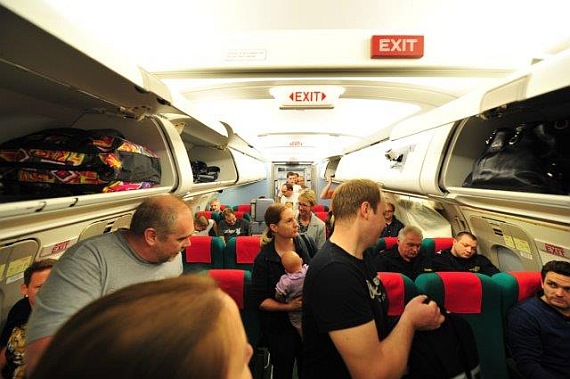 Wie im richtigen Flugzeug müssen die Passagiere das Gepäck verstauen und anschließend Platz nehmen