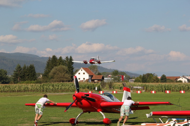 Wer sein Flugzeug liebt, der schiebt ... - Foto: Franz Zussner