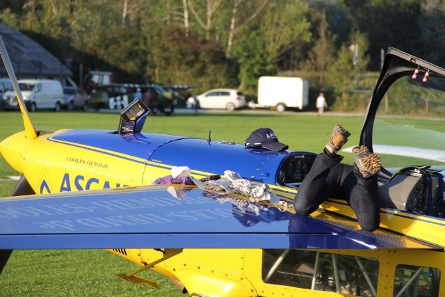 Frisst hier ein Flugzeug seine Pilotin? Hoffentlich nicht ... - Foto: Franz Zussner