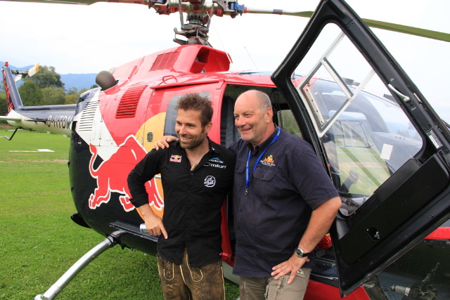 Hannes Arch und "Blacky" Schwarz (ehemals ÖAMTC-Rettungspilot) vor der BO105 - Foto: Franz Zussner