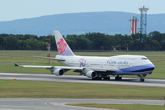 B-18208 China Airlines Boeing 747-400 50 Jahre Sticker beim Start auf Piste 29 Foto PA Austrian Wings Media Crew