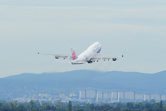 B-18208 China Airlines Boeing 747-400 50 Jahre Sticker beim Start mit Alterlaa im Hintergrund Foto PA Austrian Wings Media Crew B-18208 China Airlines Boeing 747-400 50 Jahre Sticker beim Start mit Alterlaa im Hintergrund Foto PA Austrian Wings Media Crew