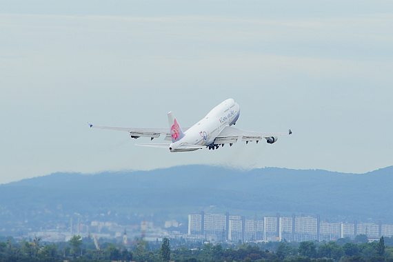 B-18208 China Airlines Boeing 747-400 50 Jahre Sticker beim Start mit Alterlaa im Hintergrund Foto PA Austrian Wings Media Crew