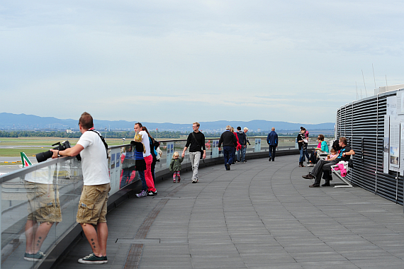 Besucherdeck Flughafen Wien Symbolbild Sujetbild Foto PA Austrian Wings Media Crew