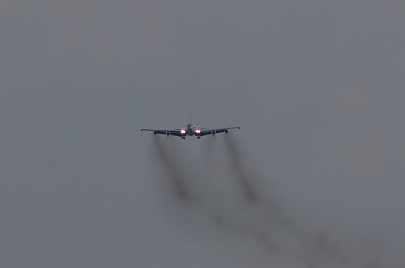 Schon von weitem ist die Boeing 707 an ihren vier schwarzen Rauchfahnen zu erkennen - Foto: PA / Austrian Wings Media Crew