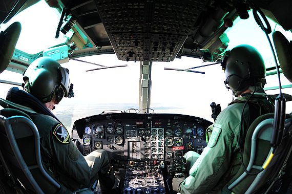 Bundesheer Agusta Bell 212 Piloten Cockpit Symbolbild Sujetbild Fisheye Foto PA Austrian Wings Media Crew