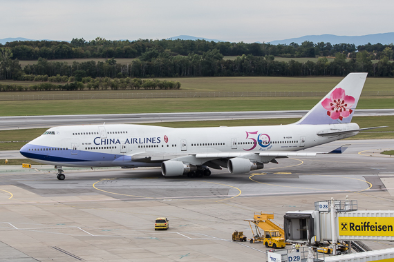 China Airlines Boeing 747-400 50 Jahre Sticker B-18208 Pushback completed Peter Hollos China Airlines Boeing 747-400 50 Jahre Sticker B-18208 Pushback completed Peter Hollos
