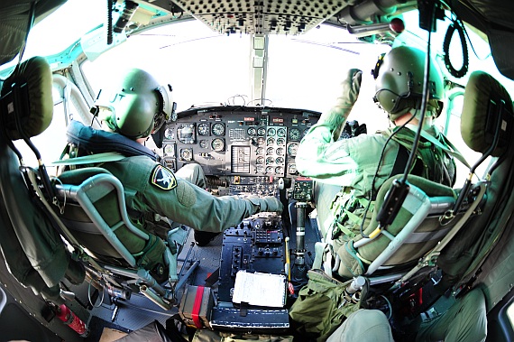 Der Job im Cockpit eines Bundesheer-Helikopters ist für viele junge Menschen ein Lebenstraum. Hier zwei Piloten in einer AB 212 - Foto: P. Huber / Austrian Wings Media Crew