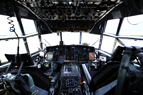 Cockpit der C-130 Hercules