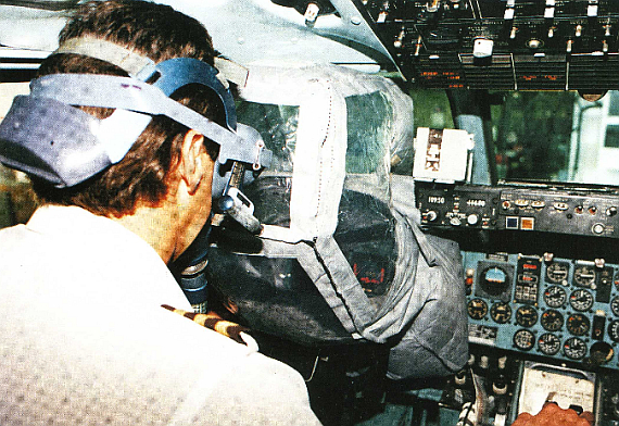 Aktiviertes EVAS im Cockpit einer MD-80, Symbolbild - Foto: ICAO Journal Oktober 1991 Aktiviertes EVAS im Cockpit einer MD-80, Symbolbild - Foto: ICAO Journal Oktober 1991