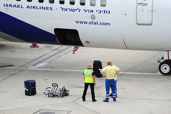 Bei der Abfertigung eines El Al-Fluges ist stets eigenes Sicherheitspersonal (links mit Warnwest) anwesend, das mutmaßlich dem israelischen Geheimdienst angehört; aus Sicherheitsgründen wurde das Gesicht des Beamten unkenntlich gemacht - Foto: Austrian