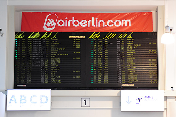 Flughafen Wien Check-In 2 Terminal 2 Fallblattanzeige Anzeigetafel alt Foto PA Austrian Wings Media Crew