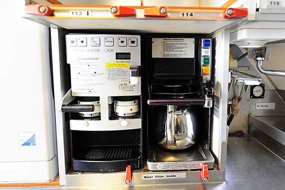 Kaffeemaschine an Bord eines Verkehrsflugzeuges, Symbolbild Kaffeemaschine an Bord eines Verkehrsflugzeuges, Symbolbild