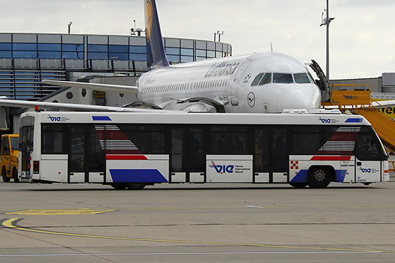 Passagierbus, im Hintergrund der Pier Ost - Foto: PA / Austrian Wings Media Crew