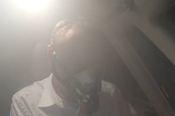 Rauch im Cockpit Smoke in the Cockpit Pilot Sauerstoffmaske angelegt_5 Symbolbild Sujetbild Foto V-I-P TV
