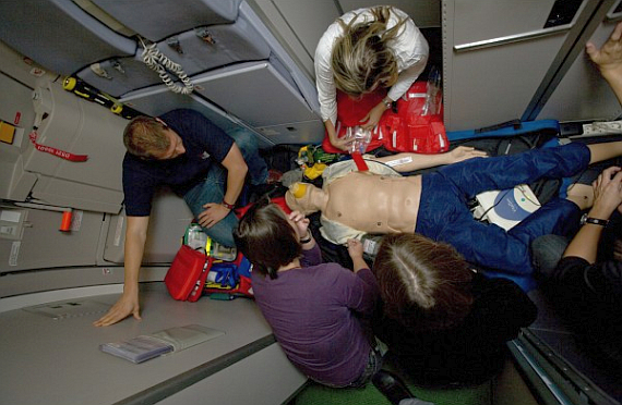 Platz schaffen, Arbeitsumfeld organisieren, den Patienten bestmöglich betreuen - bei "Doc on Board" lernen die Teilnehmer, eine solche herausfordernde Situation stets gut zu überblicken und sicher zu beherrschen. - Foto: "Doc on Board" Platz schaffen, Arbeitsumfeld organisieren, den Patienten bestmöglich betreuen - bei "Doc on Board" lernen die Teilnehmer, eine solche herausfordernde Situation stets gut zu überblicken und sicher zu beherrschen. - Foto: "Doc on Board"