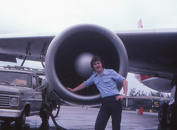 Der Autor überwacht den Tankvorgang der DC-8-63CF, HB-IDS während einer Zwischenlandung in Pointe à Pitre, Guadeloupe, Juni 1977 - Foto: Sammlung: Andy Herzog Der Autor überwacht den Tankvorgang der DC-8-63CF, HB-IDS während einer Zwischenlandung in Pointe à Pitre, Guadeloupe, Juni 1977 - Foto: Sammlung: Andy Herzog