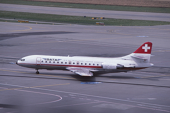 Die SE-210 Caravelle 10B 1R, HB-ICQ beim Rollen auf dem Vorfeld des Flughafens Zürich-Kloten, ca. 1977 - Foto: Andy Herzog