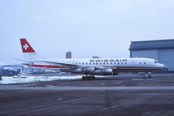 Diese eher seltene Aufnahme zeigt die DC-8-53, HB-IDB bei der Swissair Technik in Zürich-Kloten nur wenige Tage vor ihrer Übergabe an die Genfer SATA. Bereits im neuen Anstrich steht jedoch noch der alte Schriftzug „Swissair“ auf dem Rumpf, Februar Diese eher seltene Aufnahme zeigt die DC-8-53, HB-IDB bei der Swissair Technik in Zürich-Kloten nur wenige Tage vor ihrer Übergabe an die Genfer SATA. Bereits im neuen Anstrich steht jedoch noch der alte Schriftzug „Swissair“ auf dem Rumpf, Februar