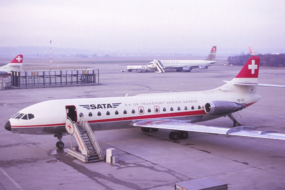SATA SE-210 Caravelle 10B 1R, HB-ICO am Flughafen Basel-Mulhouse. Im Hintergrund eine Boeing B707-320 der Schweizer Fluggesellschaft Phoenix, sowie eine Boeing B747-200B der South African Airways, ca. 1976 - Foto: Andres Iller