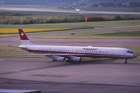 SATA Douglas DC-8-63CF, HB-IDM „Ville de Carouge“ beim Start zu einem Langstreckenflug in Zürich-Kloten ca. 1977 - Foto: Andres Iller SATA Douglas DC-8-63CF, HB-IDM „Ville de Carouge“ beim Start zu einem Langstreckenflug in Zürich-Kloten ca. 1977 - Foto: Andres Iller