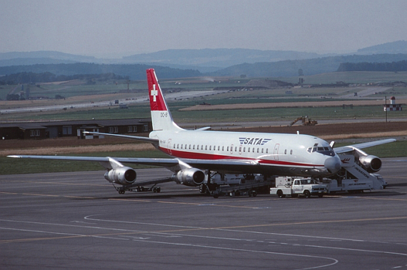 SATA Douglas DC-8-53, HB-IDB “Basel-Stadt” während der Bodenabfertigung auf der Parkposition „Zulu“ des Flughafens Zürich-Kloten, ca. 1977 - Foto: Andres Iller