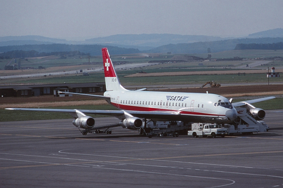 SATA Douglas DC-8-53, HB-IDB “Basel-Stadt” während der Bodenabfertigung auf der Parkposition „Zulu“ des Flughafens Zürich-Kloten, ca. 1977 - Foto: Andres Iller SATA Douglas DC-8-53, HB-IDB “Basel-Stadt” während der Bodenabfertigung auf der Parkposition „Zulu“ des Flughafens Zürich-Kloten, ca. 1977 - Foto: Andres Iller