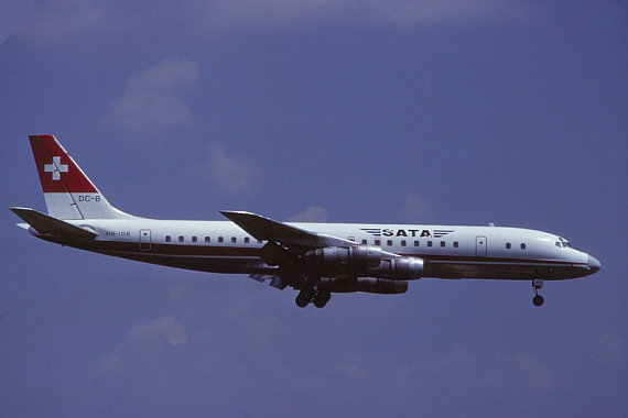 Diese 1960 gebaute Douglas DC-8 hatte eine sehr bewegte Vergangenheit hinter sich. Am 19. Juni 1960 wurde sie als DC-8-32, HB-IDB „Basel-Stadt“ an die damalige Swissair ausgeliefert. Nur vier Jahre später wurde die Maschine mit stärkeren Turbofan-Tr Diese 1960 gebaute Douglas DC-8 hatte eine sehr bewegte Vergangenheit hinter sich. Am 19. Juni 1960 wurde sie als DC-8-32, HB-IDB „Basel-Stadt“ an die damalige Swissair ausgeliefert. Nur vier Jahre später wurde die Maschine mit stärkeren Turbofan-Tr
