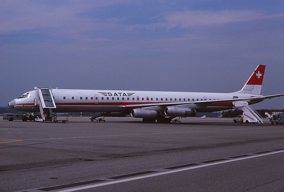 Die DC-8-63, HB-IDS am Flughafen Basel-Mulhouse. Gut zu erkennen das grosse Frachttor am vorderen Rumpf des Flugzeuges, ca. 1977 - Foto: Christoph Hartmann