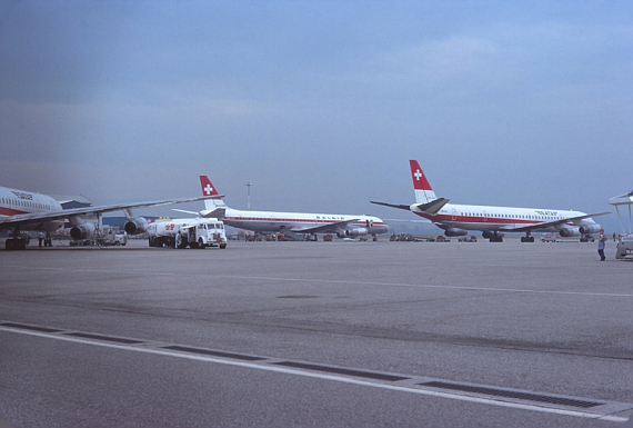 Beide DC-8-63 der SATA flankieren ihren größten Konkurrenten, die Swissair Tochter Balair mit dem gleichen Flugzeugtyp, Zürich-Kloten, ca. 1977- Foto: Christoph Hartmann