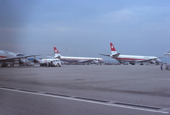 Beide DC-8-63 der SATA flankieren ihren größten Konkurrenten, die Swissair Tochter Balair mit dem gleichen Flugzeugtyp, Zürich-Kloten, ca. 1977- Foto: Christoph Hartmann Beide DC-8-63 der SATA flankieren ihren größten Konkurrenten, die Swissair Tochter Balair mit dem gleichen Flugzeugtyp, Zürich-Kloten, ca. 1977- Foto: Christoph Hartmann