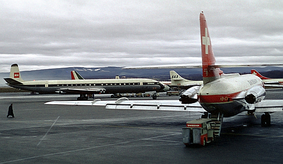 Eine seltene Aufnahme der verunglückten Caravelle HB-ICV: Wegen Eisregen in Zürich-Kloten mussten am 15. Dezember 1962 die meisten Airliner nach Basel-Mulhouse und Genf ausweichen, so auch die Swissair Caravelle III, HB-ICV, im Vordergrund, die nur 9 ½
