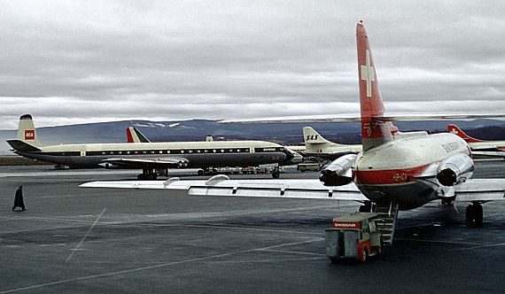 Eine seltene Aufnahme der verunglückten Caravelle HB-ICV: Wegen Eisregen in Zürich-Kloten mussten am 15. Dezember 1962 die meisten Airliner nach Basel-Mulhouse und Genf ausweichen, so auch die Swissair Caravelle III, HB-ICV, im Vordergrund, die nur 9 ½ Eine seltene Aufnahme der verunglückten Caravelle HB-ICV: Wegen Eisregen in Zürich-Kloten mussten am 15. Dezember 1962 die meisten Airliner nach Basel-Mulhouse und Genf ausweichen, so auch die Swissair Caravelle III, HB-ICV, im Vordergrund, die nur 9 ½