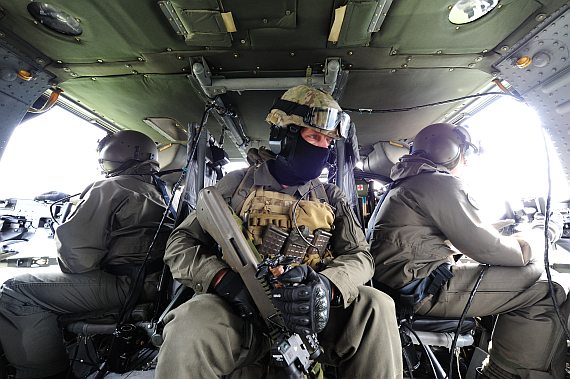 Safe Return 2013 Black Hawk Blackhawk Bordschütze Door Gunner, Doorgunner_2 Geiselbefreiung Jagdkommandosoldat Symbolbild Sujetbild Foto PA Austrian Wings Media Crew