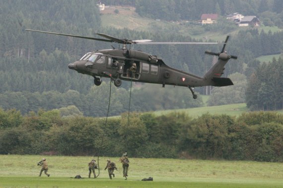 Jagdkommandosoldaten seilen sich ab - Foto: Courtesy Christoph Matzl Jagdkommandosoldaten seilen sich ab - Foto: Courtesy Christoph Matzl