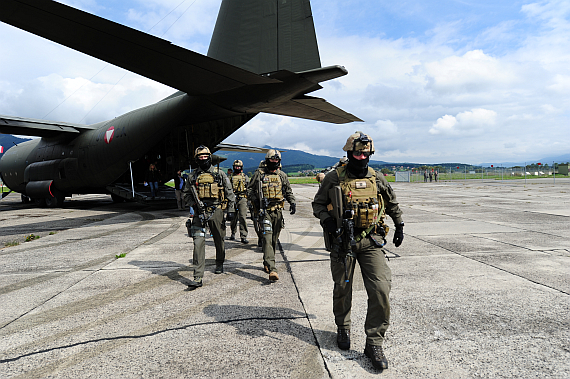 Safe Return 2013 Bundesheer Jagdkommandosoldaten verlassen Hercules Foto PA Austrian Wings Media Crew